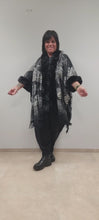 Laden und Abspielen von Videos im Galerie-Viewer, Kuscheliger Poncho Überwurf in Schwarz mit weichem Kunstfellbesatz alle Größen
