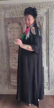 Laden und Abspielen von Videos im Galerie-Viewer, CNG Kleid mit Cut Outs bis Größe 60 incl 2 Oversize Broschen

