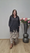 Laden und Abspielen von Videos im Galerie-Viewer, Longtunika Kleid in angesagtem floralem Design Größe 40 bis 60

