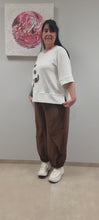 Laden und Abspielen von Videos im Galerie-Viewer, ML Hosenset in braun mit Leichtstrickpulli und Hose
