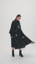Load and play video in Gallery viewer, H4 Kleid mit aufgesetzten Taft Röschen regulär und plussize
