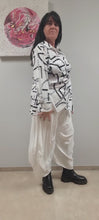 Laden und Abspielen von Videos im Galerie-Viewer, High Fashion raffinierte Bluse in angesagtem Design in Weiss Schwarz mit Muster bis Größe 58
