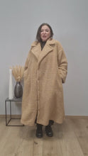 Load and play video in Gallery viewer, CN-G Teddy Mantel in Camel 4 Größen bis Größe 62- kurzzeitig im Halloween Special
