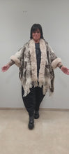 Laden und Abspielen von Videos im Galerie-Viewer, Kuscheliger Poncho Überwurf in Beige mit weichem Kunstfellbesatz alle Größen
