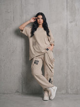 Load and play video in Gallery viewer, Lässiges 2-Teiler Set in verwaschenem Beige mit Patches- Bone
