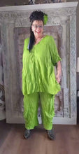Load and play video in Gallery viewer, CNG Crinkle Sommerset in Apfel Grün bestehend aus Tunika und Hose
