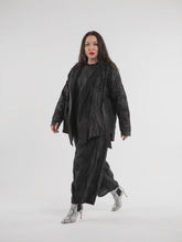 Load and play video in Gallery viewer, Lässiger Oversize-Jumpsuit Ribo mit Punkte-Muster – Papucei
