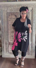 Load and play video in Gallery viewer, SALE CNG Plissee Kleid in Schwarz Pink bis Gr 56/58
