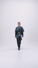 Load and play video in Gallery viewer, Restocked nach Ausverkauf - H4 Bluse / Jacke mit Jeanseinsätzen und Pailetten Größe 38 bis 60
