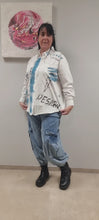 Load and play video in Gallery viewer, Redesign Bluse mit Strass in Weiss Blau Größe 38 bis 54
