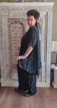 Load and play video in Gallery viewer, CNG Crinkle Sommerset in Sommer Schwarz bestehend aus Tunika und Hose
