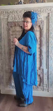 Load and play video in Gallery viewer, CNG Crinkle Sommerset in Blau bestehend aus Tunika und Hose
