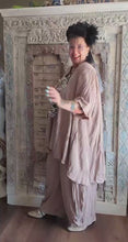 Load and play video in Gallery viewer, CNG Crinkle Sommerset in Beige Braun bestehend aus Tunika und Hose
