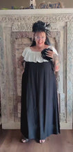 Laden und Abspielen von Videos im Galerie-Viewer, CNG Carmenkleid in Schwarz Weiss Größe 42 bis 58 mit Oversize Brosche
