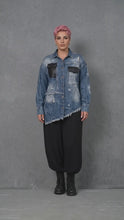 Load and play video in Gallery viewer, Stylisches Denim-Piece im Washed-Look mit Cutouts – RÉ DESIGN

