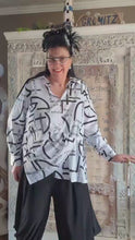 Load and play video in Gallery viewer, High Fashion raffinierte Bluse in angesagtem Design in Weiss Schwarz mit Muster bis Größe 58
