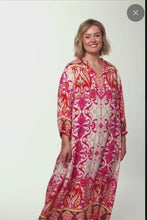 Load and play video in Gallery viewer, Fließendes Viskosekleid im Ethno-Boho-Stil bis Gr 62 - Gozzip
