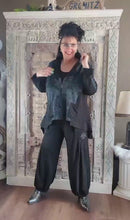 Load and play video in Gallery viewer, Asymmetrische Oversize Jacke  in verschiedenen Größen bis Gr 64
