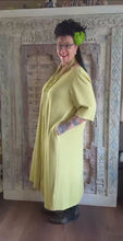 Laden und Abspielen von Videos im Galerie-Viewer, CNG Kleid in lemon gelb mit hochwertiger Handarbeit Makramee Kette bis Größe 64
