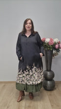Laden und Abspielen von Videos im Galerie-Viewer, Longtunika Kleid in angesagtem floralem Design Größe 40 bis 60
