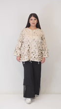 Load and play video in Gallery viewer, Ausgefallene Ballonjacke mit Plättchenverarbeitung in 2 Farben – B-ONE
