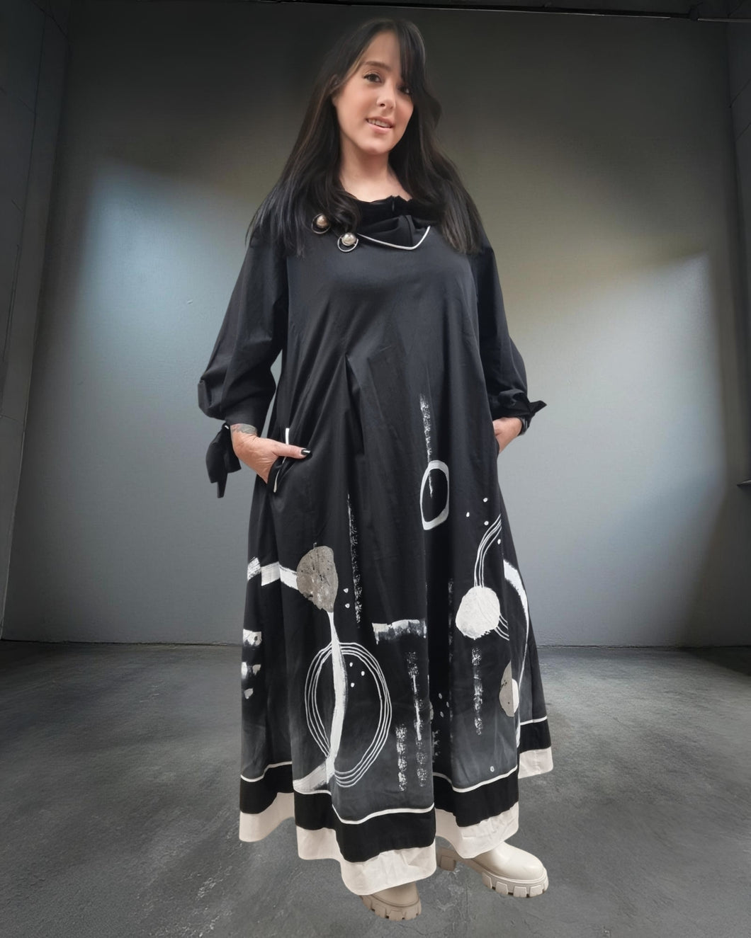 Maxlive Kleid Schwarz Weiss mit Drahtkragen und liebevollen Details Größe 46 bis 60