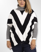 Load image into Gallery viewer, Kuscheliger Pullover in Schwarz Weiß im Streifenlook Gr 42 bis 56
