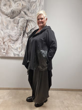 Lade das Bild in den Galerie-Viewer, Kapuzenjacke mit Reißverschluss und veganem Leder Einsatz von CN-G bis Gr 58/60
