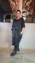 Lade das Bild in den Galerie-Viewer, Kleid von Sinne mit Memory Taft 16005
