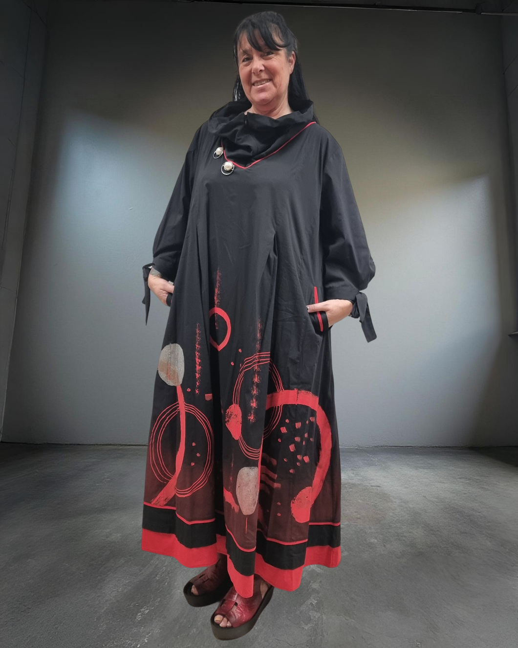 Maxlive Kleid Schwarz Rot mit Drahtkragen und liebevollen Details Größe 46 bis 60