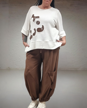 Lade das Bild in den Galerie-Viewer, ML Hosenset in braun mit Leichtstrickpulli und Hose
