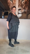 Lade das Bild in den Galerie-Viewer, Kleid von Sinne mit Memory Taft 16005
