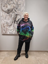 Load image into Gallery viewer, Hoodie mit Kapuze bunt von CN-G in 2 Größen bis Gr 60
