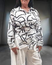 Lade das Bild in den Galerie-Viewer, High Fashion raffinierte Bluse in angesagtem Design in Weiss Schwarz mit Muster bis Größe 58
