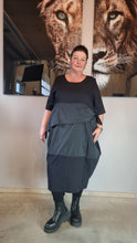 Lade das Bild in den Galerie-Viewer, Kleid von Sinne mit Memory Taft 16005
