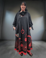 Lade das Bild in den Galerie-Viewer, Maxlive Kleid Schwarz Rot mit Drahtkragen und liebevollen Details Größe 46 bis 60

