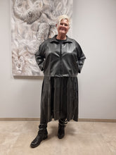 Load image into Gallery viewer, CN-G Kurzjacke aus veganem Leder in 4 Größen mit Nieten bis Gr 58/60 LETZTE ARTIKEL
