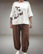 Lade das Bild in den Galerie-Viewer, ML Hosenset in braun mit Leichtstrickpulli und Hose
