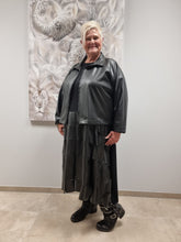 Load image into Gallery viewer, CN-G Kurzjacke aus veganem Leder in 4 Größen mit Nieten bis Gr 58/60 LETZTE ARTIKEL
