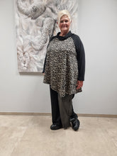 Lade das Bild in den Galerie-Viewer, CNG Tunika mit Leomuster in 3 Größen bis Gr 58/60
