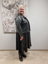 Load image into Gallery viewer, CN-G Kurzjacke aus veganem Leder in 4 Größen mit Nieten bis Gr 58/60 LETZTE ARTIKEL
