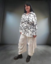 Lade das Bild in den Galerie-Viewer, High Fashion raffinierte Bluse in angesagtem Design in Weiss Schwarz mit Muster bis Größe 58
