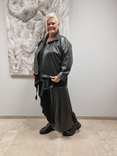 Load image into Gallery viewer, CN-G Kurzjacke aus veganem Leder in 4 Größen mit Nieten bis Gr 58/60 LETZTE ARTIKEL
