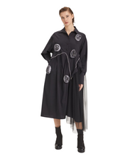 Load image into Gallery viewer, H4 Kleid mit aufgesetzten Taft Röschen regulär und plussize
