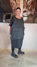 Lade das Bild in den Galerie-Viewer, Kleid von Sinne mit Memory Taft 16005
