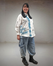 Load image into Gallery viewer, Redesign Bluse mit Strass in Weiss Blau Größe 38 bis 54
