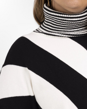 Load image into Gallery viewer, Kuscheliger Pullover in Schwarz Weiß im Streifenlook Gr 42 bis 56
