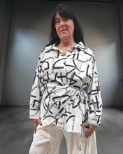 Lade das Bild in den Galerie-Viewer, High Fashion raffinierte Bluse in angesagtem Design in Weiss Schwarz mit Muster bis Größe 58

