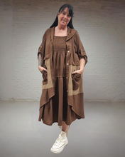 Lade das Bild in den Galerie-Viewer, Maxlive Set braun mit Trägerkleid und Leicht Mantel
