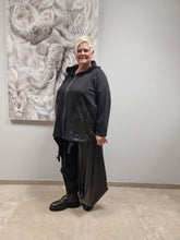 Lade das Bild in den Galerie-Viewer, Kapuzenjacke mit Reißverschluss und veganem Leder Einsatz von CN-G bis Gr 58/60
